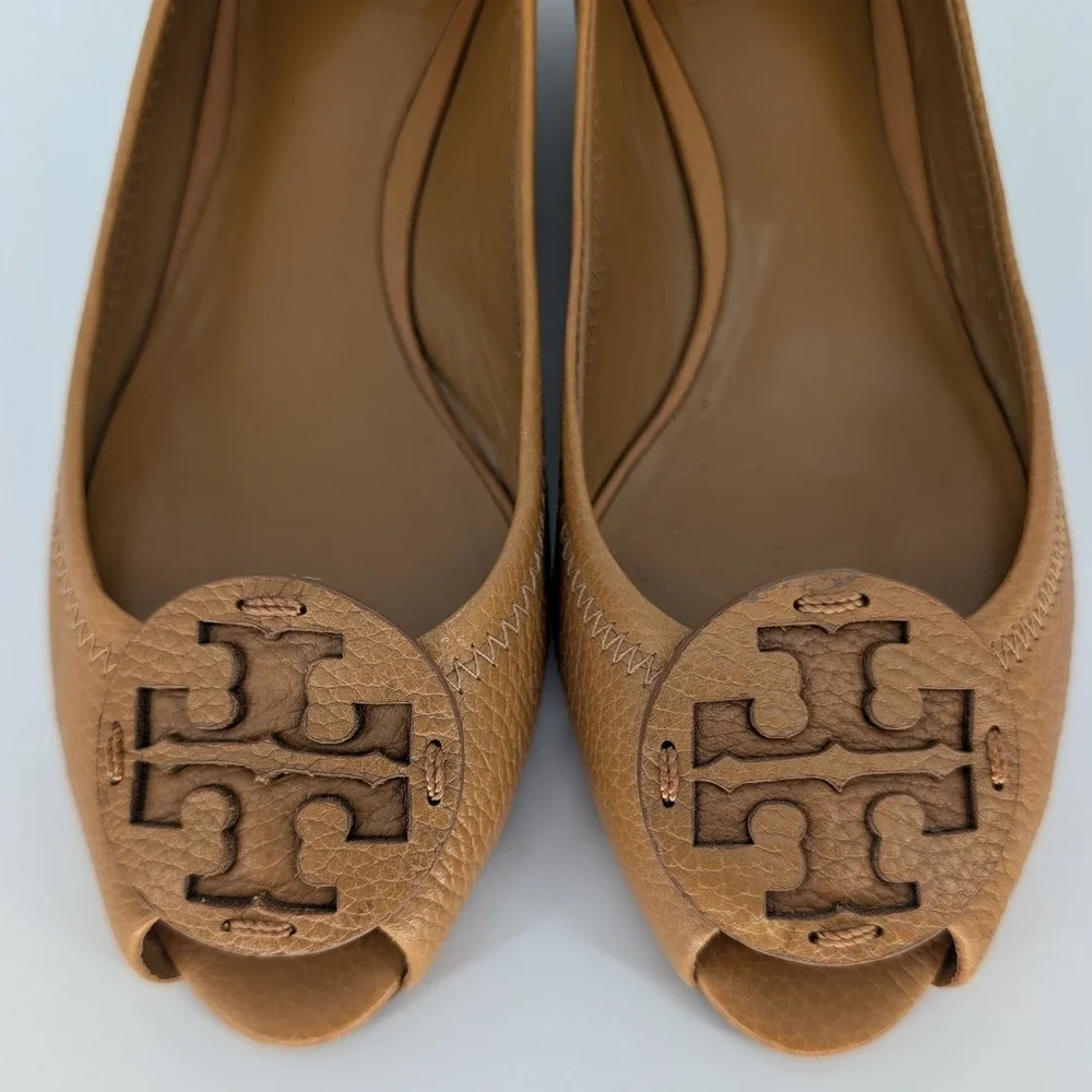 Tory Burch Peep Toe Wedge 7M Tan Pebbled Leather Logo Medallion Preppy Classic